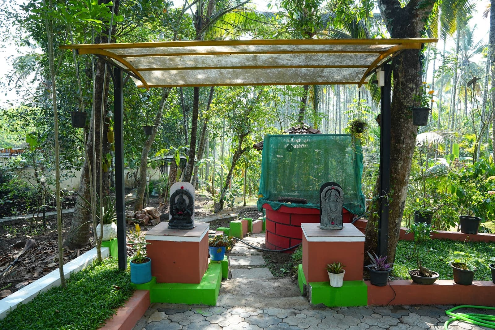 Golden Idols Pergola — Kaivalyam Homestay, Padichira, Wayanad