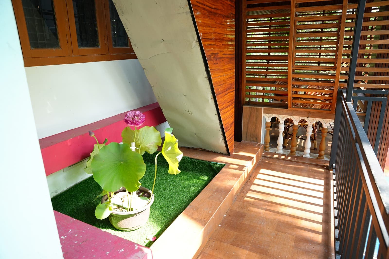 Balcony Sitout Pink Wall — Kaivalyam Homestay, Padichira, Wayanad